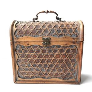 Vintage Wooden Storage Box with Latch Closure and Handle